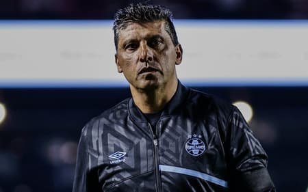 Com ausência de Mano Menezes, Sidnei Lobo comandou o Grêmio diante do São Paulo. (Foto: Fabio Giannelli/AGIF)