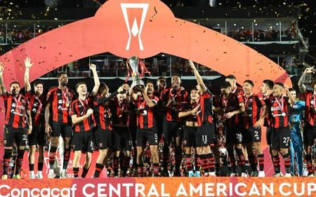 Jogadores da Alajuelense comemoram título da Copa Centro-Americana da Concacaf (Foto: Reprodução /Instagram)