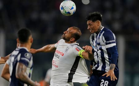 Hernan Barcos e Juan Portillo em Talleres x Alianza Lima, no estádio Mario Alberto Kempes (foto: Diego Lima / AFP)