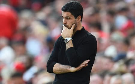 Técnico do Arsenal, Arteta observa confronto contra o Liverpool, pela Premier League