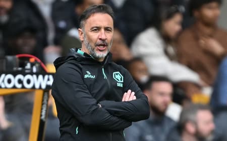 Técnico do Wolverhampton, Vitor Pereira observa jogo contra o Tottenham, pela Premier League