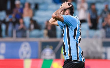 Villasanti se lamenta durante empate do Grêmio com o CSA. (Foto: Maxi Franzoi/AGIF)