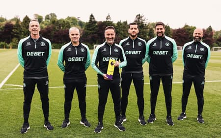 Vitor Pereira posa ao lado da comissão com o prêmio de melhor técnico do mês de abril da Premier League