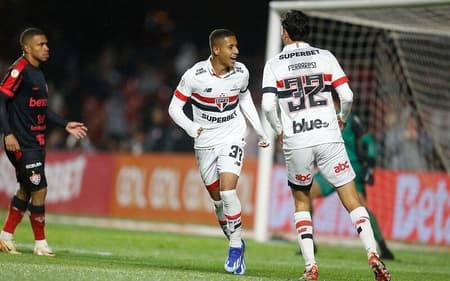 Henrique Carmo estreou pelo profissional do São Paulo contra o Vitória no Brasileirão