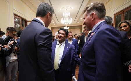 Ednaldo Rodrigues ao lado de Santiago Peña e Alejandro Domínguez, presidentes de Paraguai e Conmebol (Foto: Divulgação)