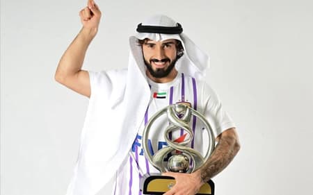 Erik com troféu de camp~ão do Al-Ain