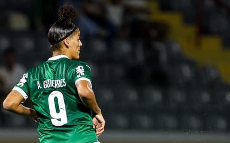 Amanda Gutierres fez três gols para o Palmeiras diante do Juventude.