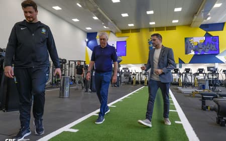 Carlo Ancelotti e Rodrigo Caetano no Centro de Excelência, na Granja Comary, em Teresópolis