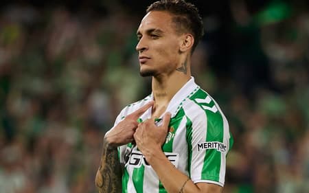 Antony comemorando gol pelo Real Bétis