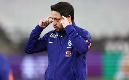 Arthur Elias durante treino do Brasil. (Foto: Lívia Villas Boas / CBF)