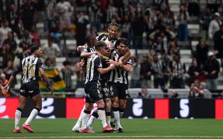 Jogadores do Atlético-MG comemoram gol contra o Maringá pela Copa do Brasil