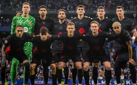 Jogadores do Barcelona contra o Espanyol, partida que marcou o título de La Liga