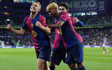 Fermín López comemora o gol dele junto com Lamine Yamal no jogo do Barcelona contra o Valladolid