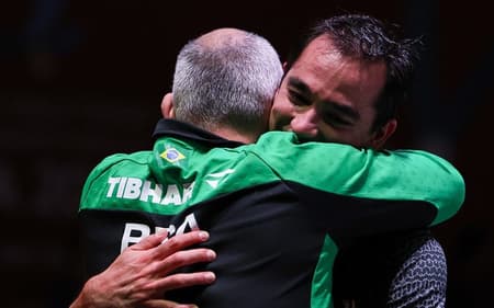 Hugo Calderano comemora com o técnico a vitória nas quartas de final