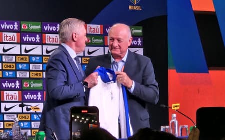 Carlo Ancelotti recebe camisa das mãos de Felipão