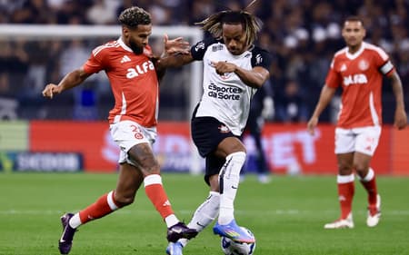 André Carrillo em ação no jogo do Corinthians contra o Inter