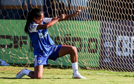 Marília comemora gol pelo Cruzeiro.