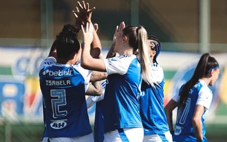 Cruzeirenses comemoram liderança no Brasileirão Feminino. (Foto: Gustavo Martins/ Cruzeiro)