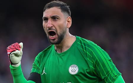 Gianluigi Donnarumma em ação no jogo entre Arsenal e PSG pela Champions League