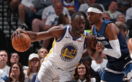 Draymond Green, do Warriors, em ação contra o Timberwolves pelos playoffs da NBA (Foto: David Sherman/NBAE via Getty Images/AFP)