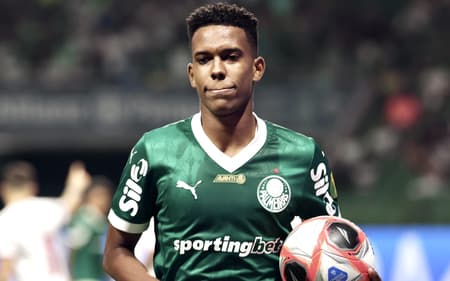 Estêvão em jogo do Palmeiras contra o Botafogo-SP pelo Paulistão 2025