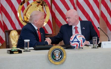 Donald Trump e Gianni Infantino apertam as mãos