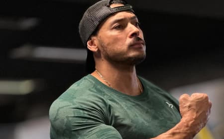 O fisiculturista Felipe Franco posando em academia (Foto: Reprodução/Instagram: @fefrancooficial)