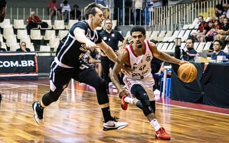 Flamengo e Corinthians se enfrentaram, nesta quinta-feira (15), pelos playoffs do NBB (Foto: Hermes de Paula / CRF)