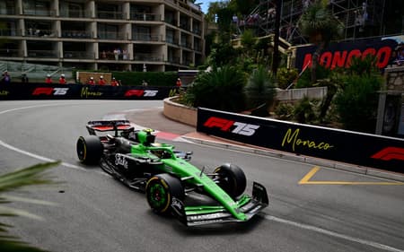 Gabriel Bortoleto, da Sauber, em ação no TL 1 do GP de Mônaco, que foi liderado por Charles Leclerc (Foto: Andrej ISAKOVIC / AFP)