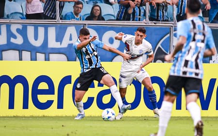 Miguel Monsalve, do Grêmio, disputa lance com Arce Lucas, do Godoy Cruz, durante partida na Arena do Grêmio pela Sul-americana 2025