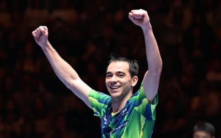 Hugo Calderano comemora vitória na semifinal da Copa do Mundo de Tênis de Mesa