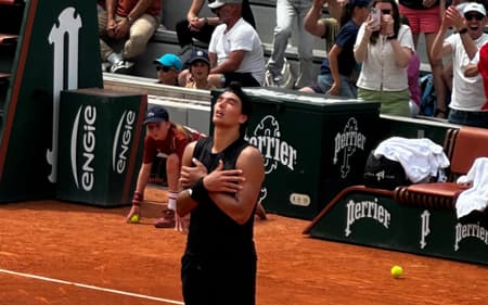 O português Henrique Rocha na virada épica contra Mensik em Roland Garros (Divulgação)
