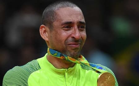 O Brasil também teve seu astro olímpico se despedido. Serginho, do vôlei, deu adeus com o ouro no Rio de Janeiro. Está com 41 anos