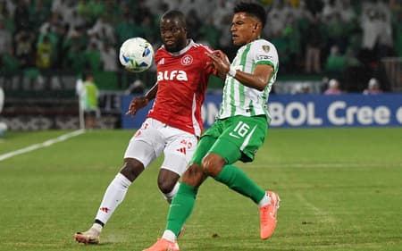 Enner Valencia em ação no jogo do Internacional contra o Atlético Nacional