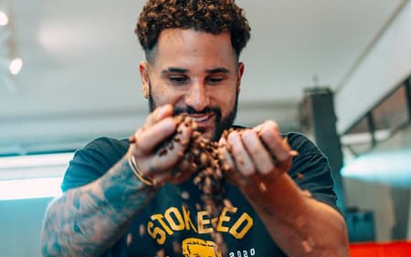 Surfista tem uma marca de café