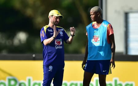 Jhonson, jogadora do Corinthians, ao lado de Arthur Elias no treino da Seleção. (Foto: Lívia Villas Boas / CBF)