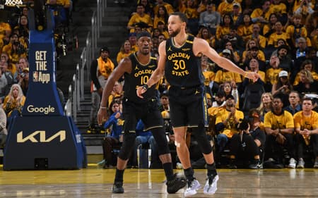 Jimmy Butler e Stephen Curry em jogo entre Warriors e Rockets pelos playoffs da NBA (Foto: Noah Graham/NBAE via Getty Images/AFP)