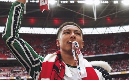 Jobe Bellingham comemorando acesso à Premier League pelo Sunderland