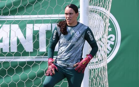 Kate Tapia é goleira do Palmeiras.