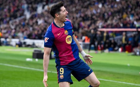 Robert Lewandowski comemora o 30º gol na temporada 2024-25, contra o Alavés, em La Liga (Foto: Josep Lago/AFP)