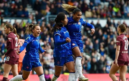 Catarina Macário comemora título inglês pelo Chelsea.