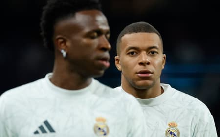 Vini Jr e Kylian Mbappé aquecem antes de Real Madrid x Barcelona (Foto: Oscar del Pozo/AFP)