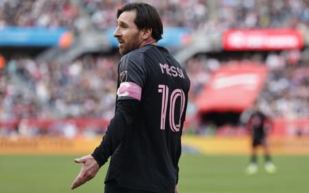 Lionel Messi reage a lance em duelo entre Chicago Fire e Inter Miami, pela MLS (Foto: Geoff Stellfox / Getty Images via AFP)
