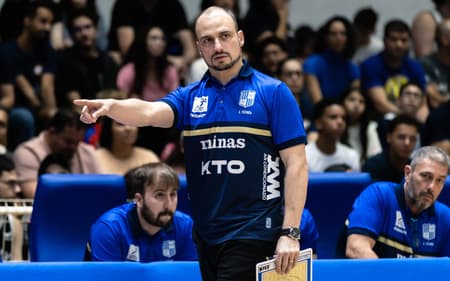 Leonardo Costa, técnico do Minas, em ação contra o Mogi pelos playoffs do NBB (Foto: Hedgard Moraes/MTC)
