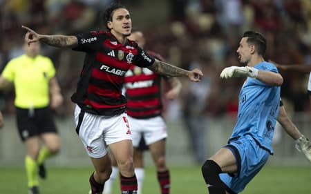 Pedro comemora gol no jogo do Flamengo contra o Botafogo-PB pela Copa do Brasil