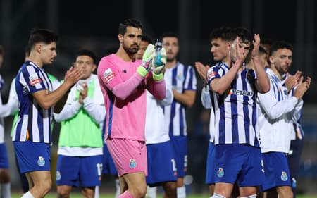 Jogadores do Porto aplaudem torcedores