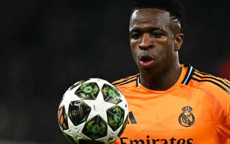 Vini Jr. em ação pelo Real Madrid contra o Manchester City (Foto: Paul Ellis/AFP)