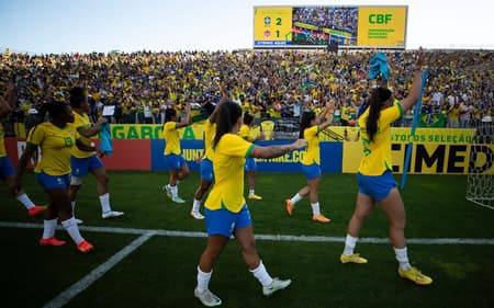 Seleção Feminina cumprimenta torcedores presentes na Neo Química Arena.