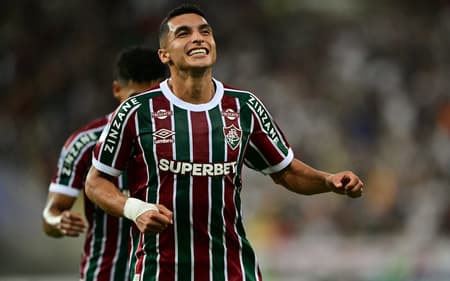 Kevin Serna comemora seu gol no jogo do Fluminense contra o Once Caldas no Maracanã