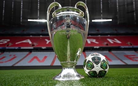 Troféu e bola da final da Champions League de 2024/25